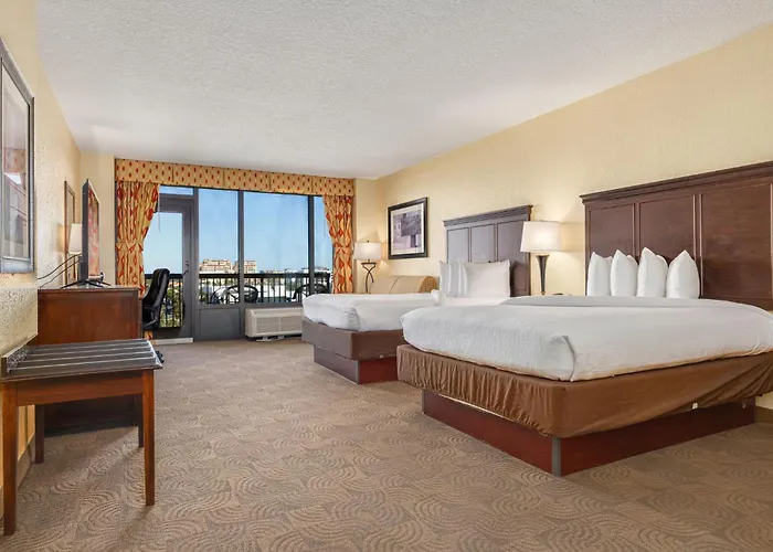 Pier House 60 Clearwater Marina Hotel 3*